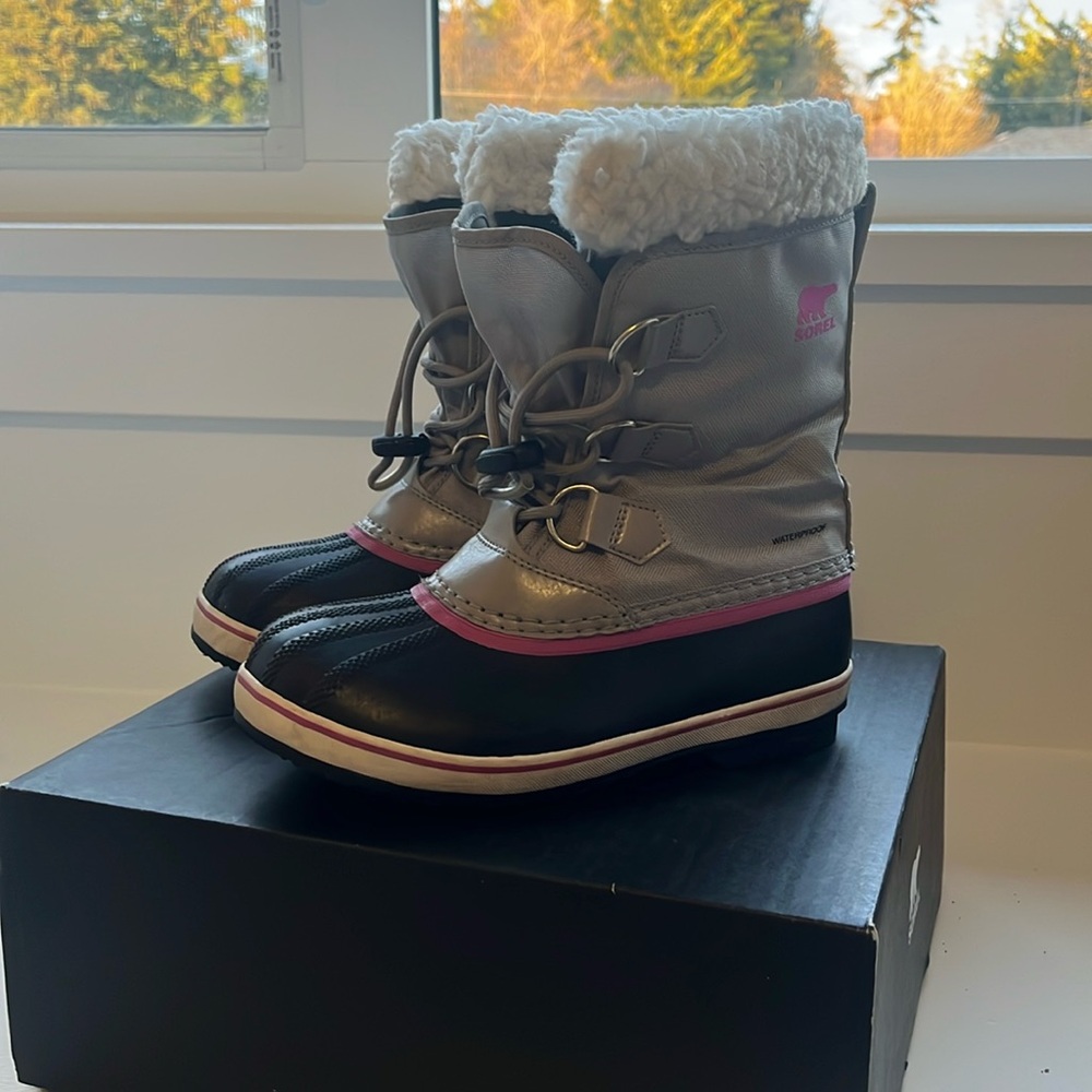 🦩CLEARANCE🦩Sorel Youth Yoot Pac. Youth 3. Gray and purple.